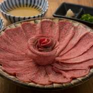柔らかく希少な「タン元」を更に熟成させ旨みを引き出しています。薬味や野菜を包み、火を通しすぎずレアな食感で味わうのがおすすめ。焼いた感覚とは一味違う一押しのメニューです。