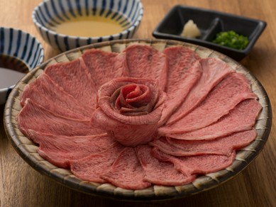 さっとくぐらせ薬味といただく、熟成させた『タンしゃぶ』