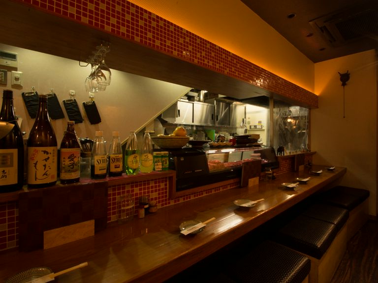 一人飲みやデートにも、臨場感溢れるカウンター席
