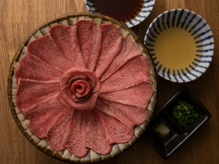 焼との違いを食べ比べ。さっぱりとした肉質が引き立つ『タンしゃぶ』