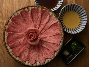 焼との違いを食べ比べ。さっぱりとした肉質が引き立つ『タンしゃぶ』