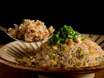 〆だけではなく、お肉と一緒に味わいたくなる『がんこ親父の焼めし』