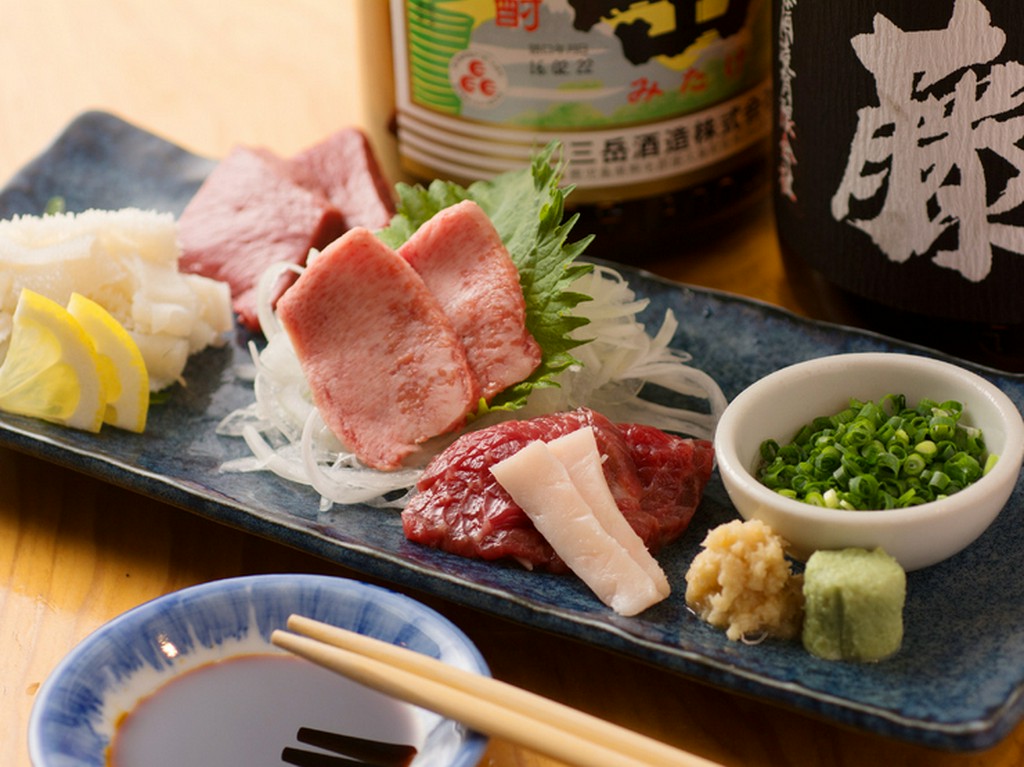 毎日熊本から直送される、独特の味わいと食感を楽しめる『馬刺』