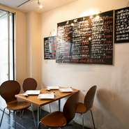 台湾や香港で見かけるような気軽に入れるお店風の外観ですが、店内はコンクリートの白壁に木のストールがナチュラルさを醸し出す、小洒落たカフェ風のインテリア。かわいらしい雰囲気でデートなどにもオススメです。