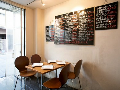 外観は台湾・香港の屋台風。店内はカフェのような空間