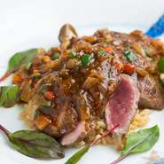 宗像や筑後、北熊本、大分など九州の食材を中心に、安心・安全の素材を使用しています。日本での入手が難しい中華野菜も、シェフ自ら地元の契約農家に依頼して、無農薬で育ててもらったものを仕入れています。