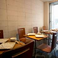 テーブル席が12名分のこじんまりとした店内。8人から貸切利用が可能です。コース料理で、同僚や友人同士のカジュアルな食事会に。