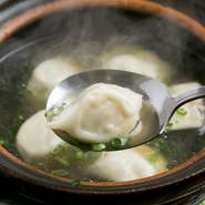 野菜が豊富な中華料理は、女子会にもオススメ。餃子などの点心も豊富です。中華に合うビオワインも揃っています。厨房が見えるカフェ風店内は、雰囲気、料理にお店選びに厳しいメンバーも満足するはず。