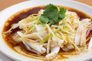 実際に市場に足を運んで仕入れる『イカの湯引き　広東風』