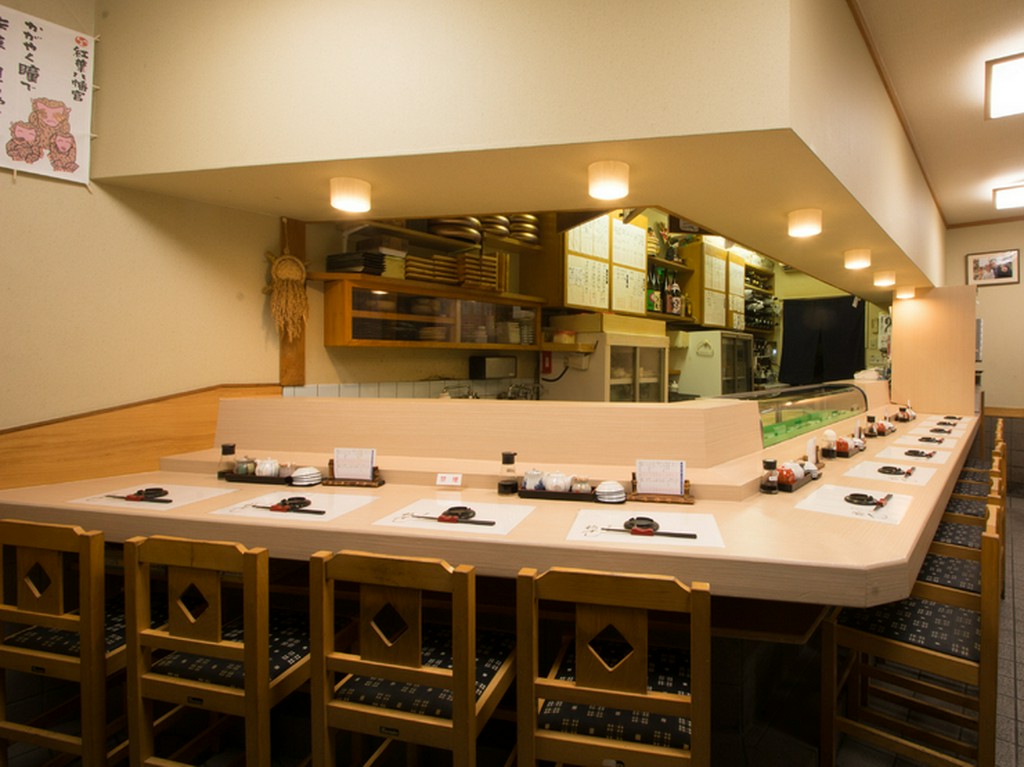 明るくオープンな空間で会話も弾むくつろぎのひととき