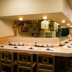 明るくオープンな空間で会話も弾むくつろぎのひととき