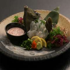 鮮度抜群だからこその美味しさ。一番人気の『カワハギ姿造り』