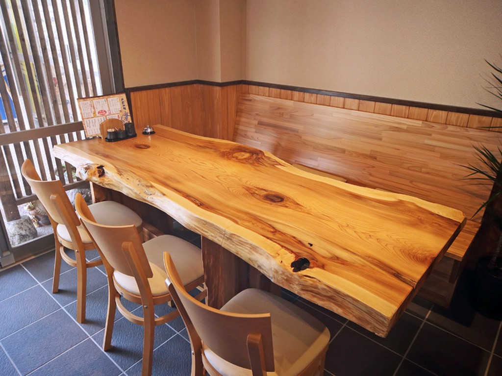 杉の香り漂う、こだわりの内装。寛げる柔らかい雰囲気の店内