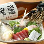 美味しい魚を食べるとお酒も進むもの。季節の食材に合わせたお好みの日本酒とともに食事を楽しめます。