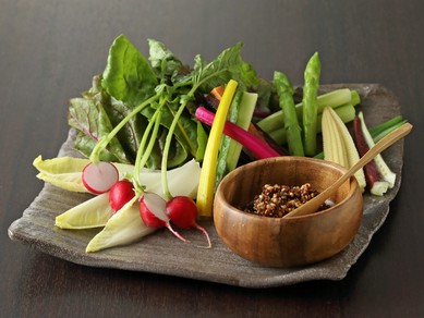 香ばしい特製の“ふりかけ”で食べる新感覚『四季彩菜サラダ』