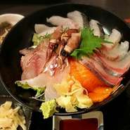 海鮮丼（お刺身いっぱい）