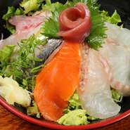 その日仕入れた新鮮な魚を大きめにカットし、ご飯が見えなくなるなできっちりと敷き詰めています。食べ応え抜群の丼ですが、男性のみならず女性の方からの注文も多くいただいております。