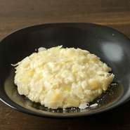 この地域では珍しいリゾット。見た目はパッとしないけれど、食べたらきっと笑顔になれる。そんな幸せチーズリゾットをどうぞ。