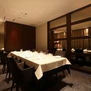 8名までゆったりと利用できる個室は、まわりを気にせず会話ができるのでビジネスシーンに最適。重厚感のある洗練された空間と厳選素材を使用した料理の数々は、食に関心の高いお客様も納得です。