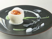 ＜蕪器＞　蕪器に閉じ込めた蟹身入り甲殻類エッセンス　2色の蕪ピューレとご一緒に