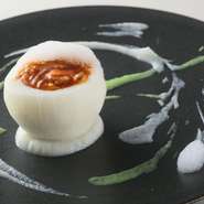 当店のテーマである「野菜の美食」を表現した一皿。濃厚でとろけるような蕪の本来の旨みを存分に味わっていただけます。また、蟹などの甲殻類のエキスも同時に味わえる逸品です。