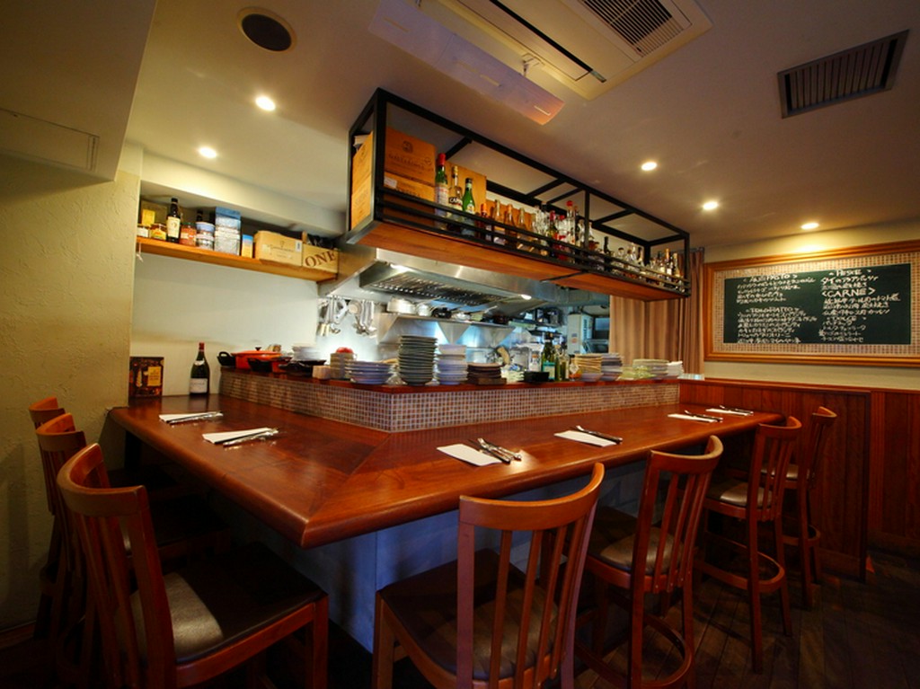 奥行きのあるゆったりとしたカウンター席で、くつろぎのひととき
