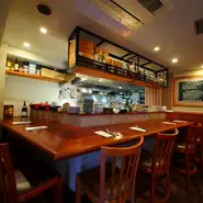 店内はゆったりとしたカウンター席とテーブル席で、最大18名まで利用できます。店内は温かみのある空間で、落ち着く雰囲気。ゆったりとくつろげ、色々なシーンで楽しめます。