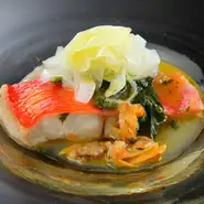 旬の食材を使用し、素材選びにもこだわった【ラルッチョラ】。素材一つ一つを大切に丁寧に調理されています。アサリの出汁が魚の持つ旨みをより引き出した『金目鯛のアクアパッツァ』もぜひ味わってみて。