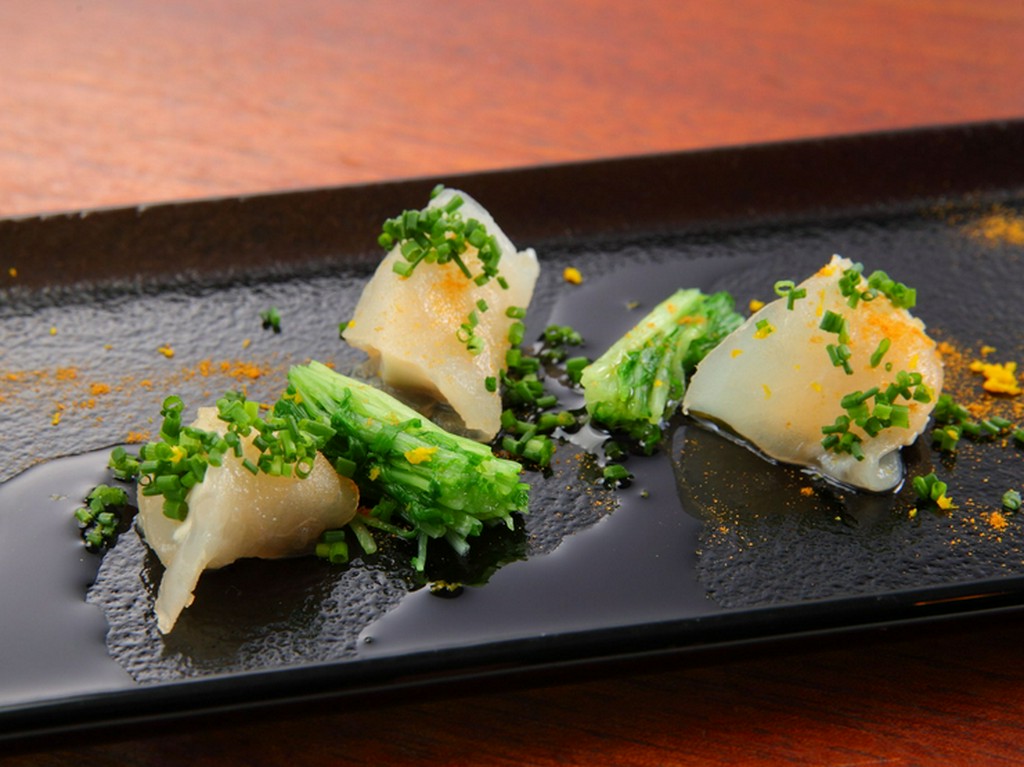 肝を巻いたカワハギのカルパッチョ