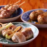 使用する肉は、兵庫県の産丹波地鶏。弾みような弾力と、噛みしめるごとに力強い旨みを主張する鶏肉です。丹精込めて鶏を育てている養鶏場から直接仕入れをし、それぞれの部位の最もおいしいタイミングを逃しません。