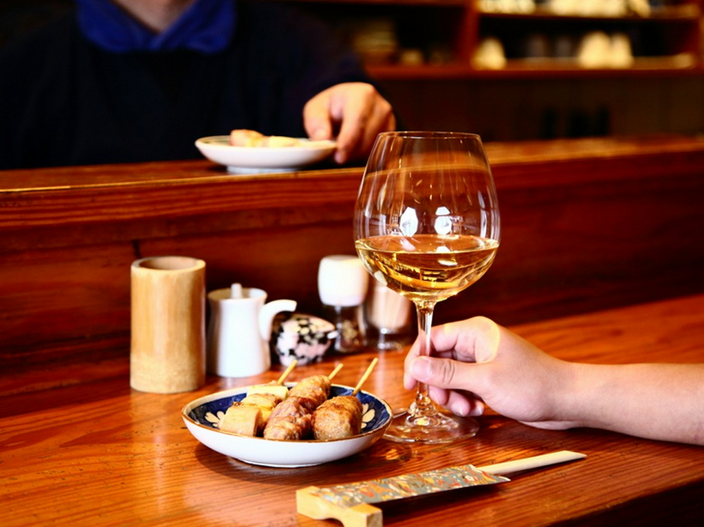 お洒落なワインと王道の焼き鳥との組み合わせが新鮮