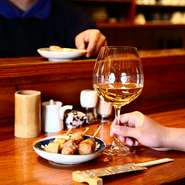 焼き鳥の旨みを引き立てるワインも取り揃えています。フランス・ブルゴーニュ産のワインとのバランスが絶妙。和と洋の美味が引き立てあう絶妙なハーモニーにをオシャレに楽しめます。