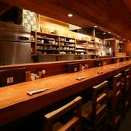 焼き鳥の美味しさを追求したいと思い立った時に味わいたい店です。一人で心ゆくまで焼き鳥の美味しさを感じられるひと時。その旨み、この歯ごたえは期待を裏切りません。思わず目を閉じて味わいたくなるかも。