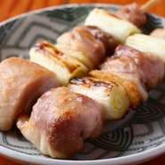 密度が高い東京の千住ネギと丹波地鶏のコントラストが絶妙な一串。ネギの甘みと鶏肉のコクを交互に味わっても一緒に味わっても美味です。