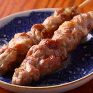 大きめにカットされた首肉は弾力があって、噛むほどに美味しいエキスが溢れ出ます。3つの味付けがありますが、お勧めは塩。