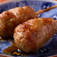 首とモモの肉を店でミンサーにかけています。ジューシーで旨味が強い逸品。タレは自家製で、さっぱりとした後味です。