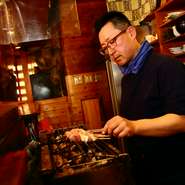 焼き鳥を食べなれたお客様にも納得していただける料理を出せるように努力をしています。仕入れた鶏肉の部位ごとに状態を見極めて、美味しく食べられる焼き方で提供。