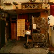 素材の良い所を活かしてシンプルな味付けで王道を行く焼き鳥を出しています。さらにそれに合ったワインや日本酒も用意しているので、会社の同僚と仕事帰りに立ち寄るような飲み会に最適。