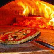 薪窯にしか出せない高温で焼き上げられたナポリピッツァ。「真のナポリピッツァ協会」で認定された味が楽しめます。手づくりの生地は、焼けばふっくらとした仕上がり。シンプルな具材でも食べ応えは十分です。