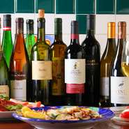 イタリアほか世界各国から取り寄せたワインは、ナポリ料理の美味しさを引き立てます。オープンから同じレシピでつくり続けている自家製サングリアや、樽生のシードルも多くの人々から支持される人気のお酒です。