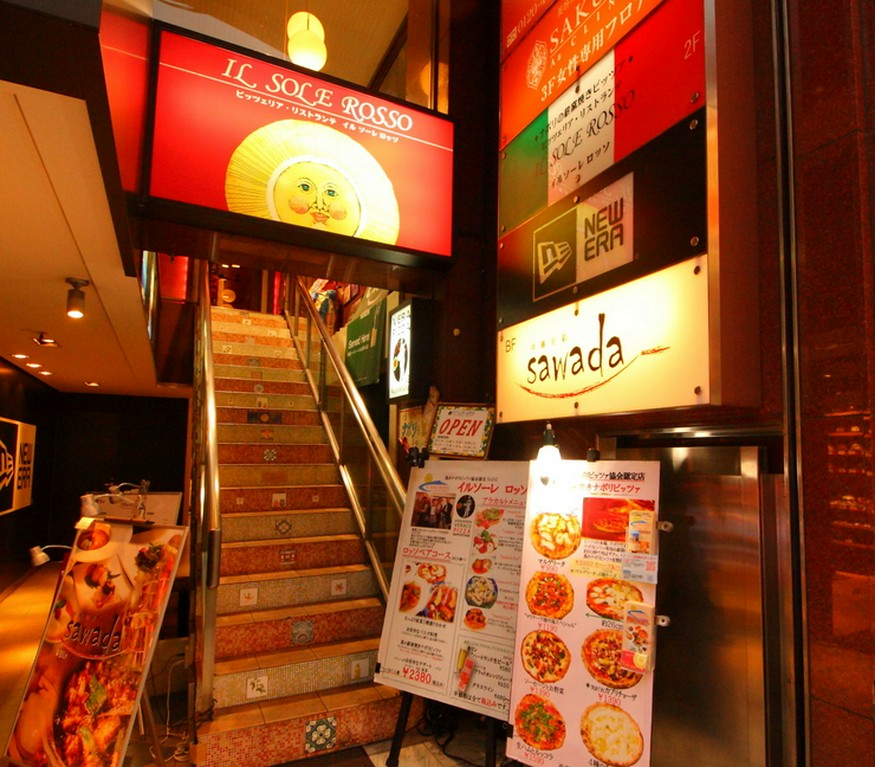 真っ赤な看板がお出迎え。期待もふくらむエントランス