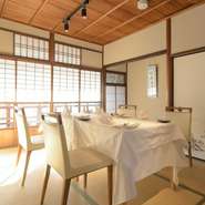 和室にテーブルが配置されている和洋折衷の心地よさが感じられます。京都の街並みを身近に感じられる町屋。有形文化財に登録されている建物で食事ができる希少な機会は、客人にもきっと喜ばれるはず。