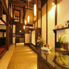 醤油問屋だった町屋をリノベーションした、心地よい和の雰囲気