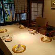 京町屋の名残が今も残る店内には、完全個室空間があり、大切なシーンなど、辺りを気にせずご利用頂き、隠れ家としてのご利用にも最適。