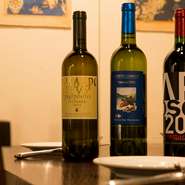ワインは料理によく合うように、味わい、ミネラル感を大切にセレクト。イタリアワインだけを70～80種揃えています。魚介と相性の良い白、魚料理を引き立てる赤も揃っているため新たな味のペアリングを発見できます。