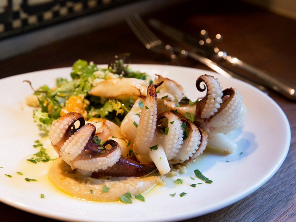 新鮮なイカにオリエンタルな風味を加えた『江戸前スミイカゲソのグリル　ひよこ豆のピュレ』