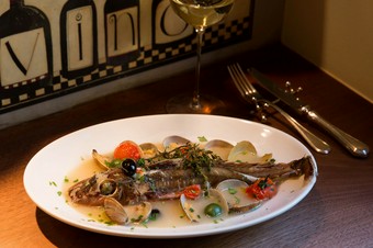 届いたばかりの鮮魚で仕立てる名物料理『鮮魚丸ごと一本アクアパッツァ』