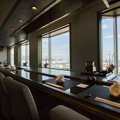 ホテル最上階から、美しく広大な大阪湾を一望