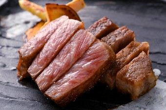 神戸ビーフ フィレ＆サーロイン、フォアグラ、オマール海老といった高級食材が一度に味わえる贅沢な品揃え