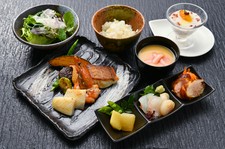 神戸牛をお手頃価格でご用意。加えて、海鮮料理も良い素材を最高の状態と絶妙の焼き加減でどうぞ！